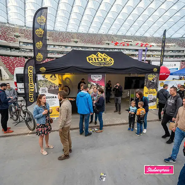 namiot reklamowy jako stoisko targowe na stadionie narodowym 