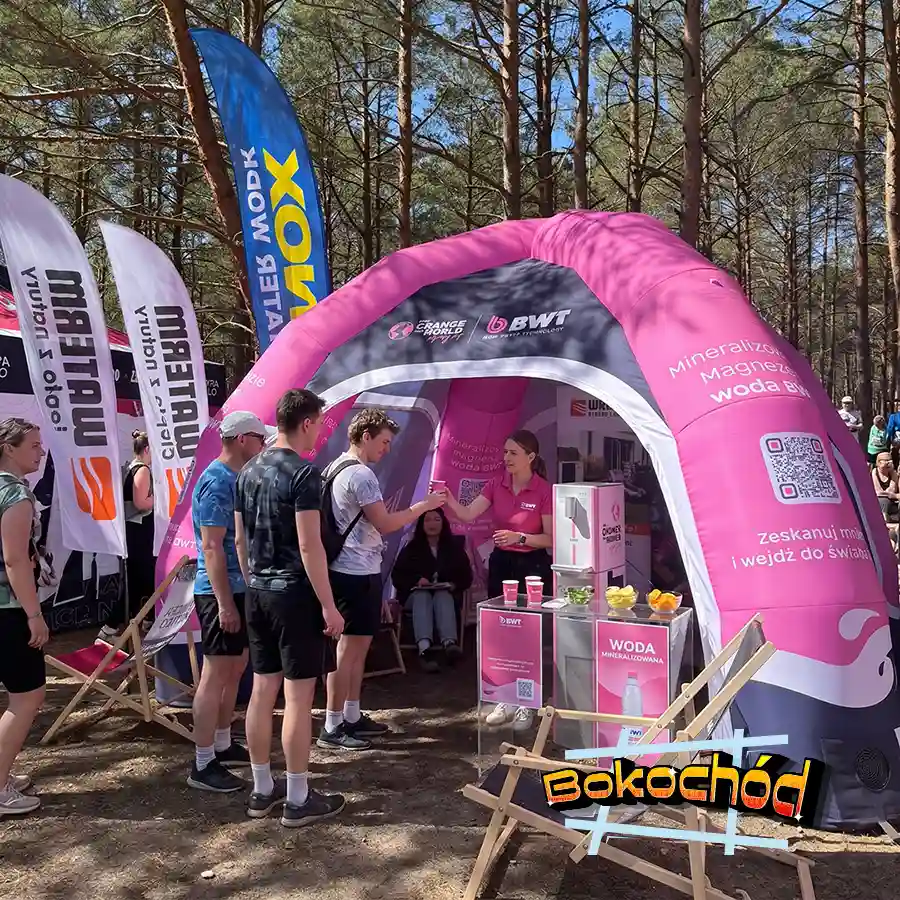 namiot pająk z oświetleniem led dla btw podczas eventu w lesie
