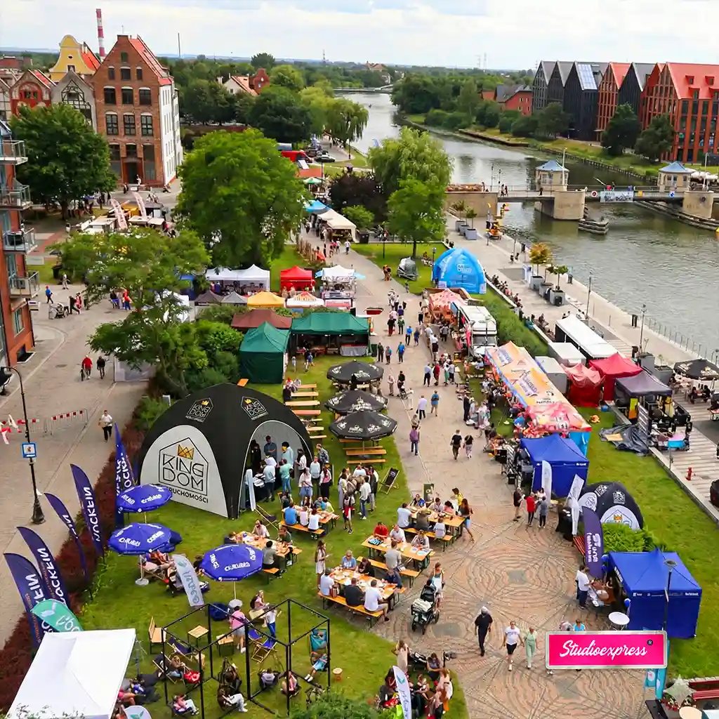 Stoisko King Dom Nieruchomości na bulwarze podczas Dni Elbląga