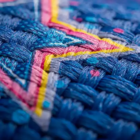 Druk sublimacyjny na poszyciu namiotu stałociśnieniowego Igloo Star 3x3 – zbliżenie na jakość nadruku