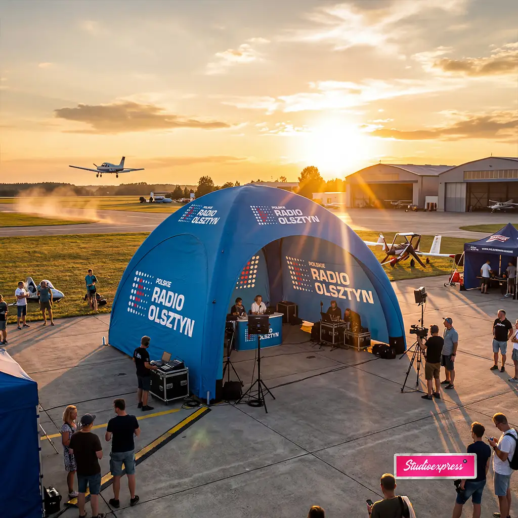 Stoisko Radio Olsztyn na lotnisku podczas zawodów