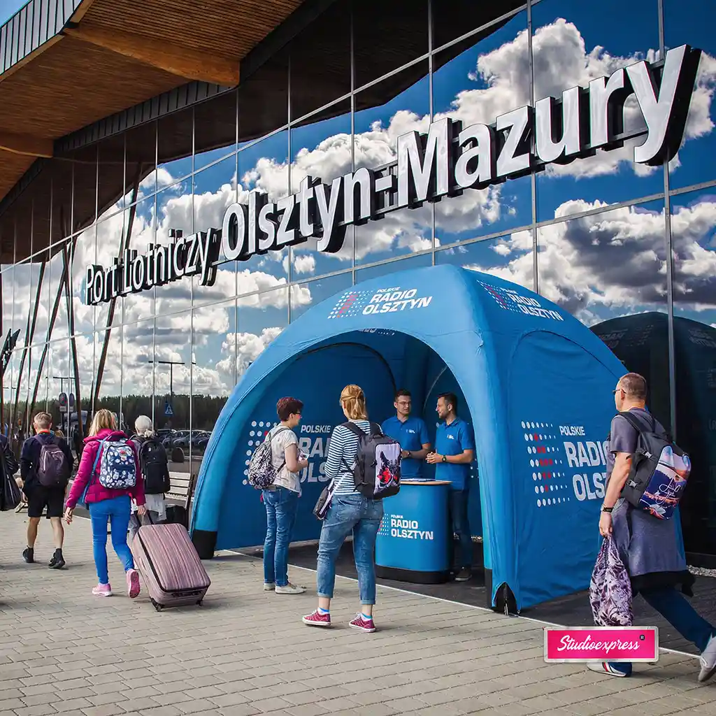 namiot reklamowy stałociśnieniowy IGLOO podczas eventu firmowego 