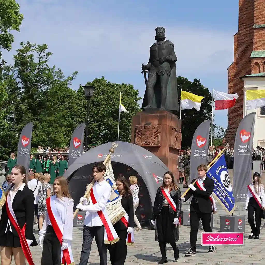 Konstrukcja Igloo z flagami Aurora podczas Dni Powiatu Gniezno